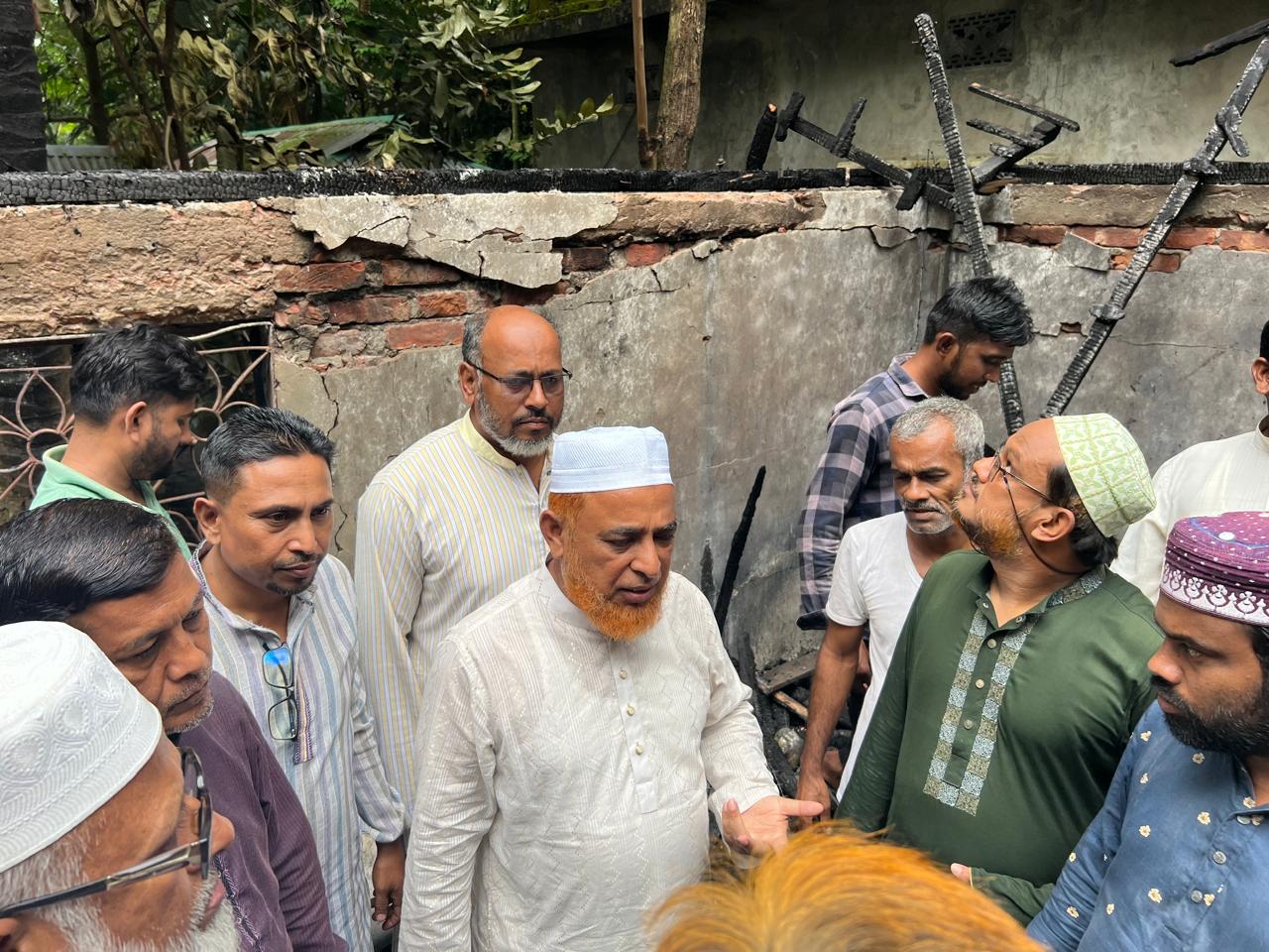 মুছাপুরে অগ্নিকাণ্ডে ক্ষতিগ্রস্ত পরিবারের পাশে জামায়াত নেতা আলাউদ্দীন সিকদার