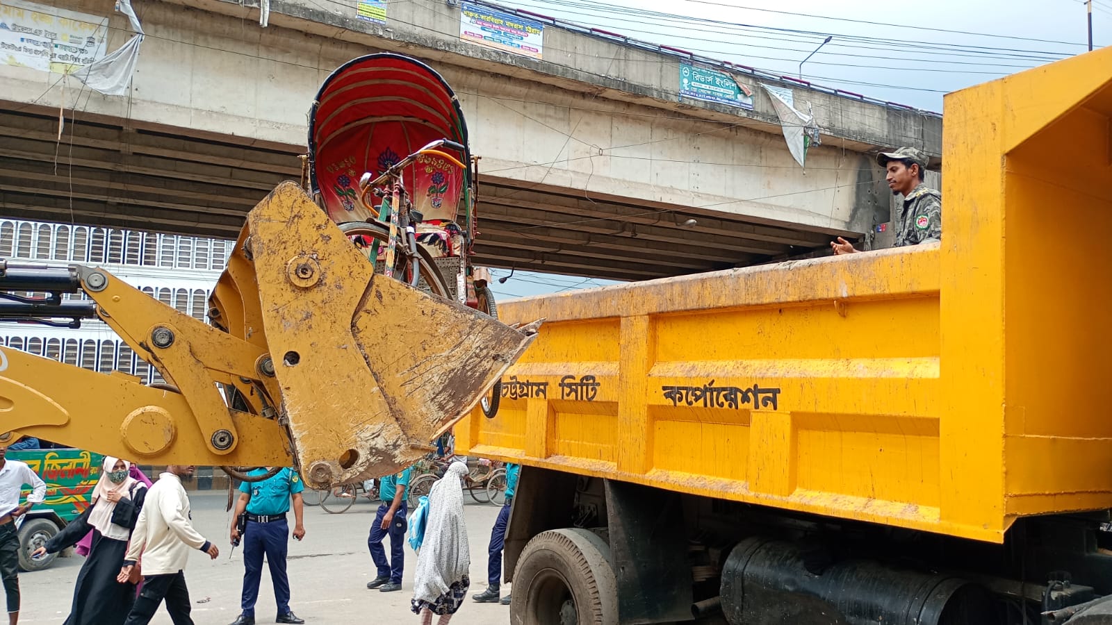 চট্টগ্রামের বহদ্দারহাটে ডিজিটাল প্লেটবিহীন রিকশার বিরুদ্ধে চসিকের অভিযান