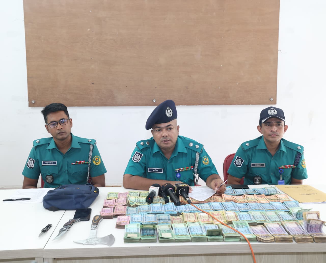 ছিনতাই হওয়া সাড়ে ১৪ লাখ টাকা উদ্ধার, গ্রেপ্তার ৫