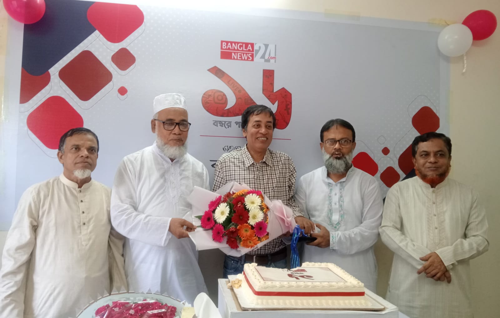 বাংলা নিউজ ২৪ এর ১৬ বছর পদার্পণ উপলক্ষে চট্টগ্রাম মহানগরী জামায়াতের ফুলেল শুভেচ্ছা
