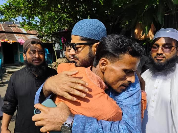   সন্দ্বীপে শিশু আলী হোসেনের নির্যাতিত পরিবারের খোঁজ নিতে ফের তার বাড়ি গেলেন অধ্যাপক আমজাদ 