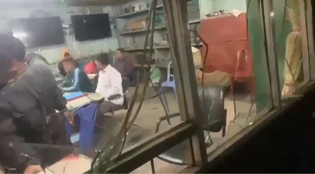  প্রকাশ্যে ১৫/২০ জন আবুল খায়ের ষ্টীল মিলে ডাকাতি,ভাংচুরের অভিযোগ