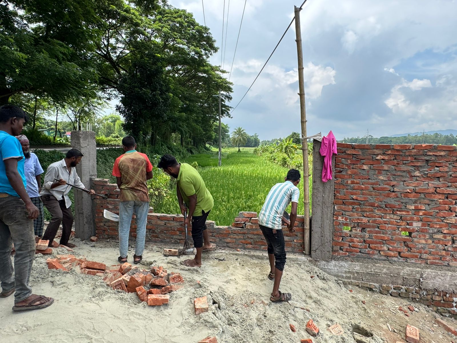 মীরসরাইয়ে মহাসড়ক সংলগ্ন অবৈধ সীমানা প্রাচীর উচ্ছেদ