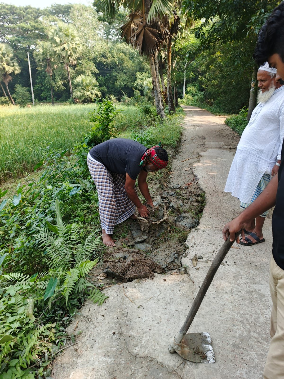 নিজ হাতে রাস্তা মেরামত করলেন রফী উদ্দিন ফয়সাল”
