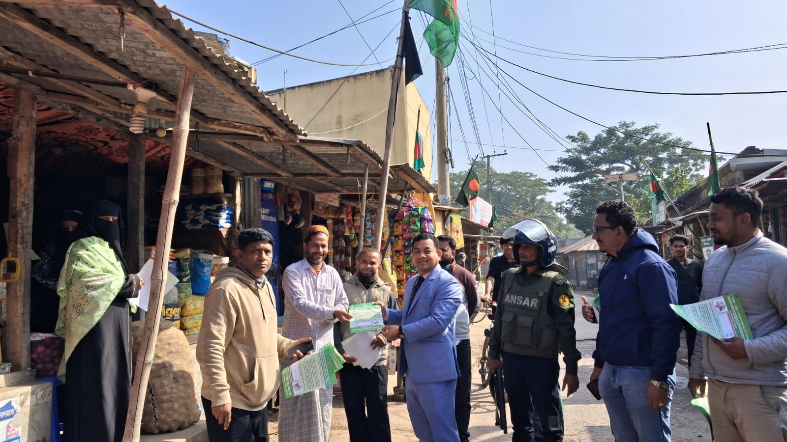 গণভোট বিষয়ে জনগণকে জানাতে সন্দ্বীপে  ইউএনও মংচিংনু মারমার লিফলেট বিতরণ