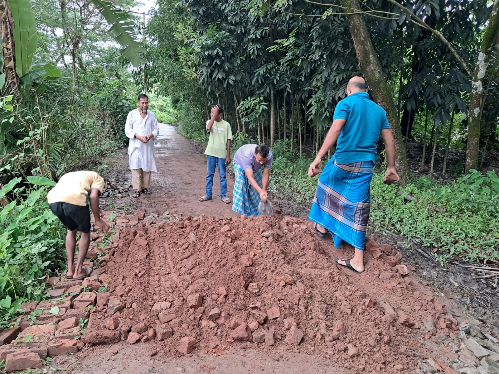 জামায়াতের উদ্যোগে সন্দ্বীপে তলিয়ে যাওয়া রাস্তা সংস্কার