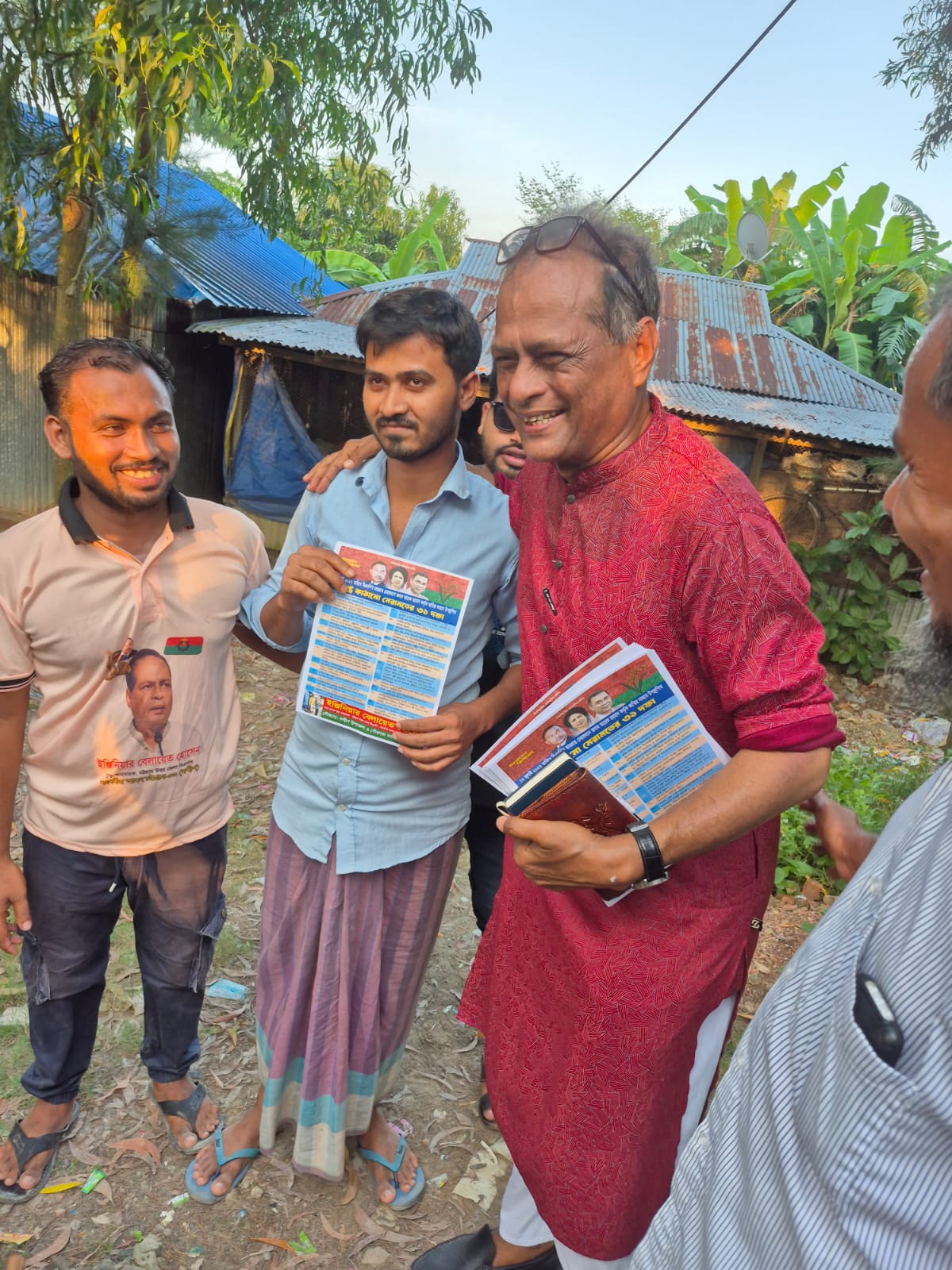 সন্দ্বীপে ধানের শীষের পক্ষে লিফলেট বিতরণ