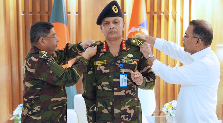পদোন্নতিপ্রাপ্ত দুই সেনা কর্মকর্তাকে র‌্যাংক ব্যাজ পরিয়ে দিলেন প্রধানমন্ত্রী