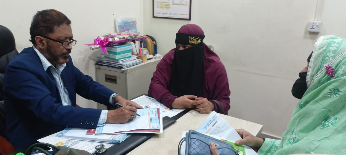 সীতাকুণ্ডে বিনামূল্যে ডায়াবেটিস রোগী দেখলেন ডা. শাহরিয়ার আহমেদ মিলন 