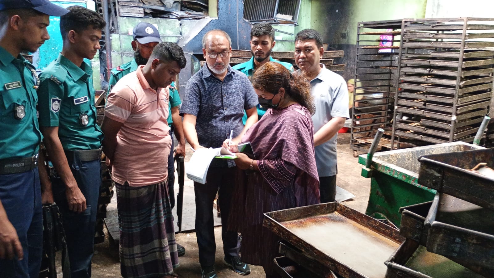 সারা দেশে ভেজালবিরোধী অভিযানের অংশ হিসেবে চট্টগ্রামে অভিযান: মা স্টার ফুডসকে ৩৫ হাজার টাকা জরিমানা