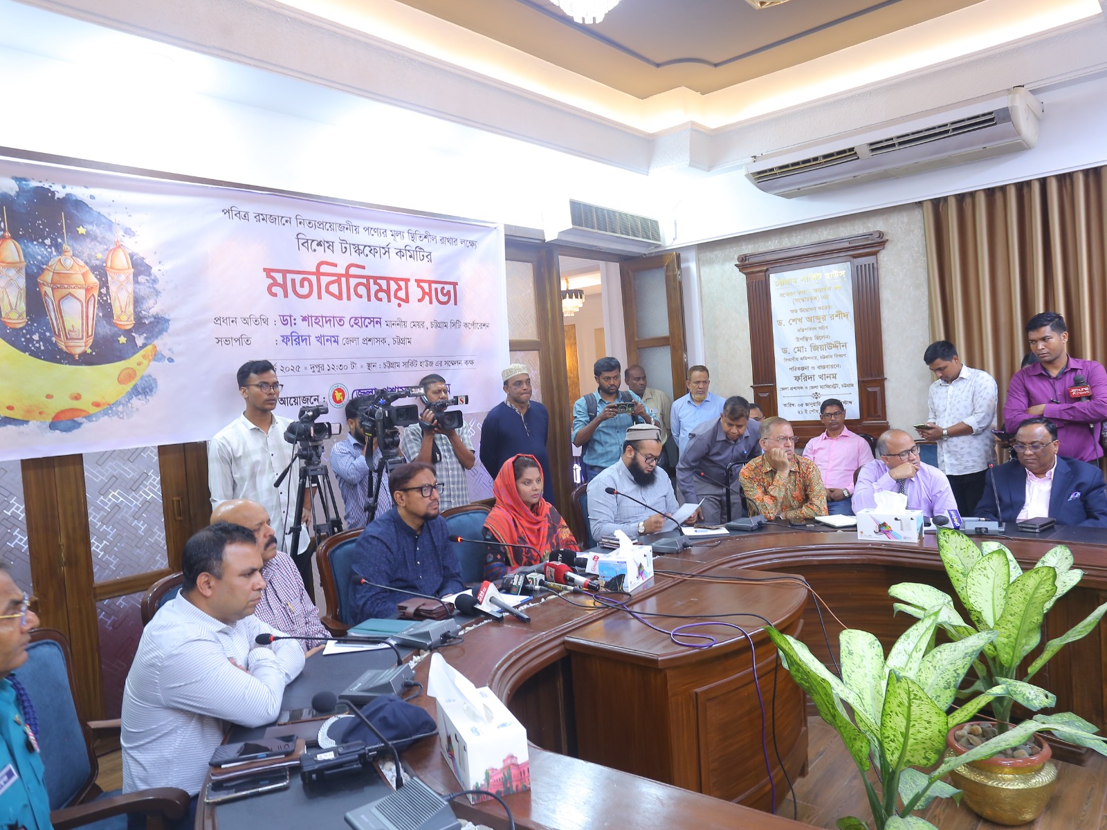 সয়াবিন তেল এর মূল্য স্থিতিশীল রাখতে ব্যবসায়ীদের সাথে চট্টগ্রাম জেলা প্রশাসন এর  মতবিনিময় 