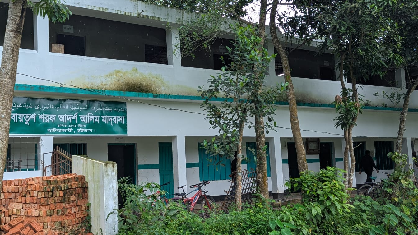 হাটহাজারীতে মাদ্রাসার প্রতিষ্ঠাতাকে বাদ দিয়ে কমিটি গঠনের অভিযোগ