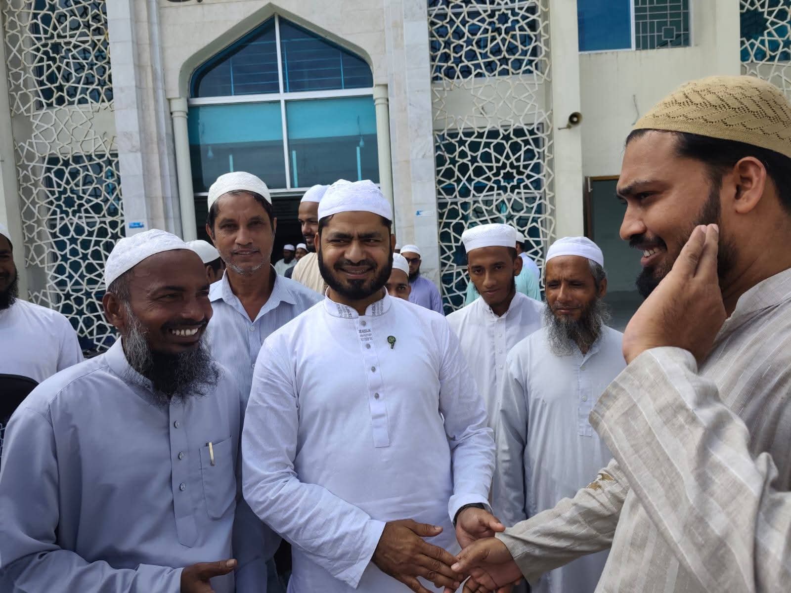 সন্দ্বীপে জুমার নামাজ শেষে মুসল্লিদের দোয়া ও সমর্থন চান অধ্যাপক আমজাদ