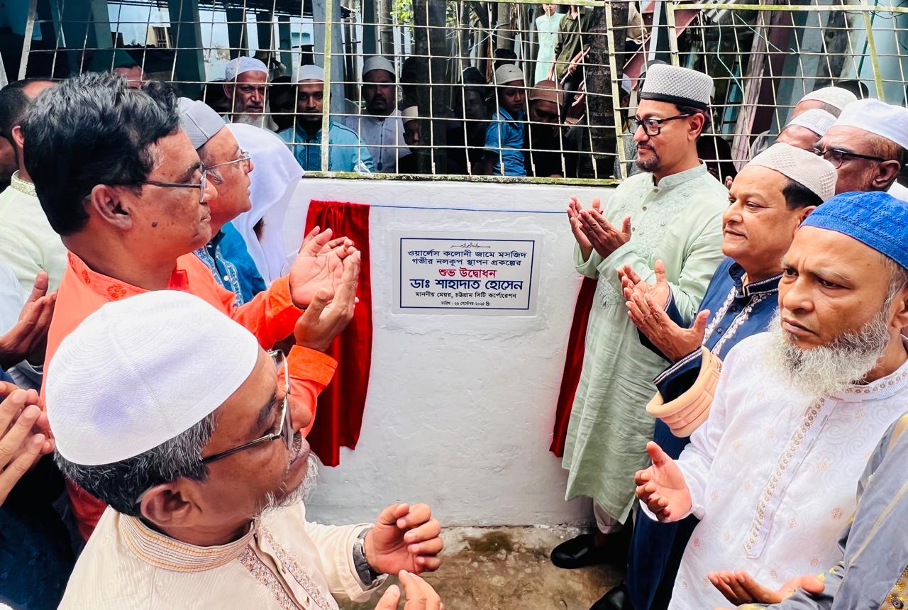 ওয়ার্লেস কলোনী জামে মসজিদে গভীর নলকূপ স্থাপন কাজের উদ্বোধন করলেন ডা. শাহাদাত হোসেন 