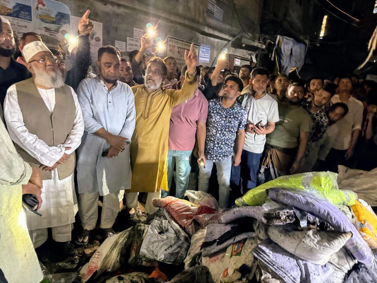 অগ্নিকাণ্ডে ক্ষতিগ্রস্ত টেরিবাজার পরিদর্শন শাহাজাহান চৌধুরীর