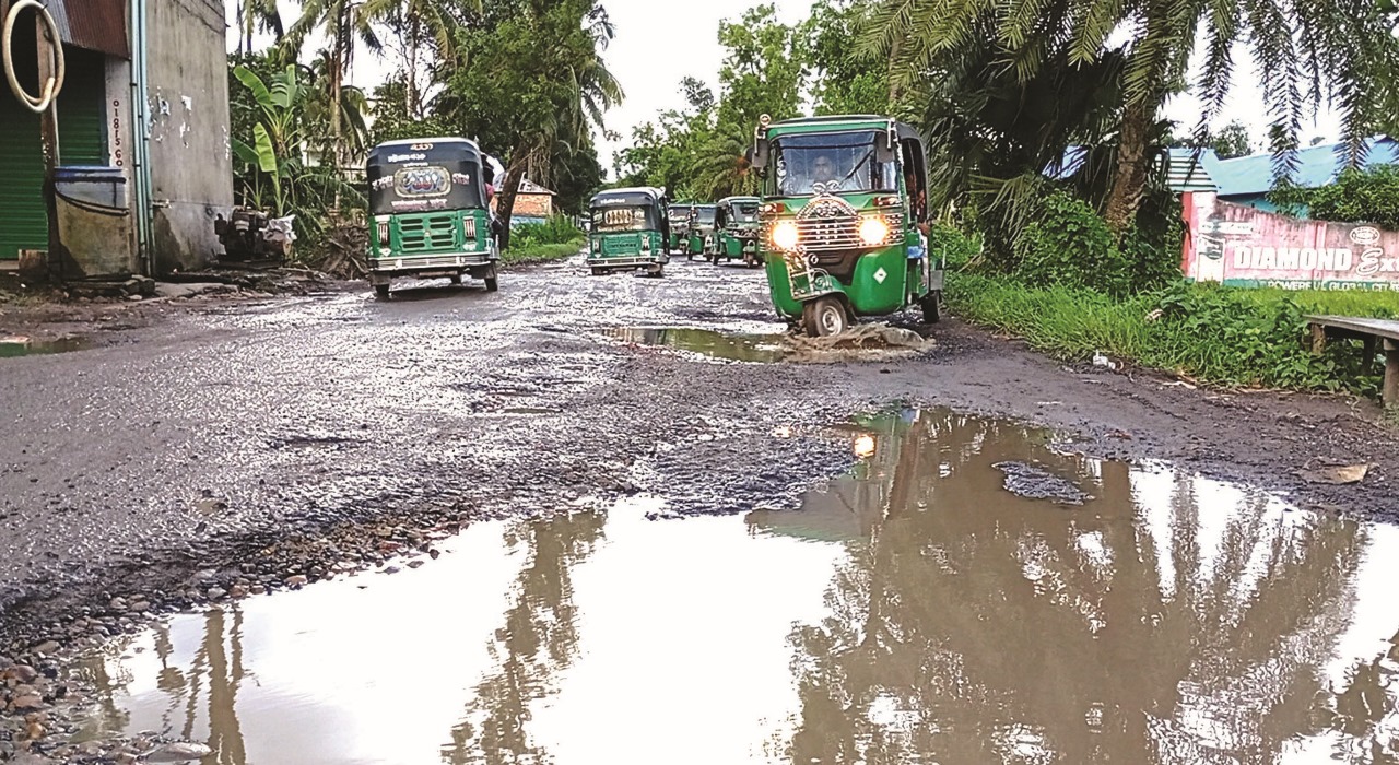মীরসরাইয়ে খানাখন্দে ভরা জোরারগঞ্জ-মুহুরীপ্রজেক্ট সড়ক যেন মৃত্যুফাঁদ !
