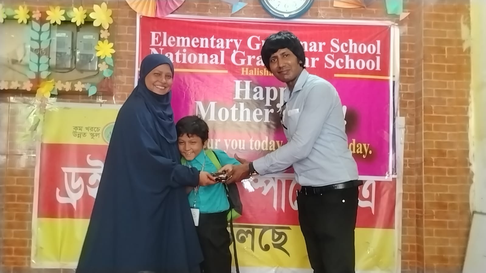 মা দেরকে সম্মানিত করল ন্যাশনাল গ্রামার স্কুল