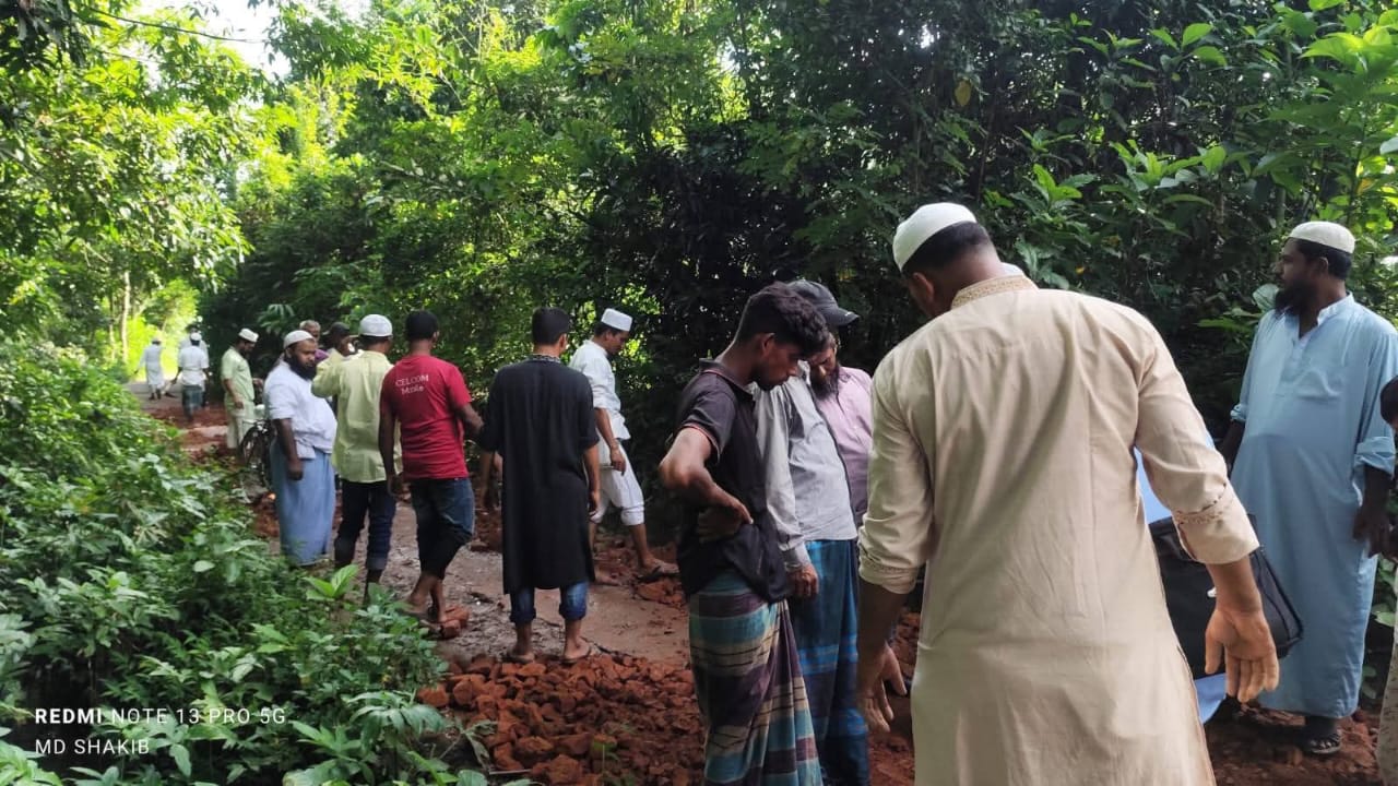 সন্দ্বীপে আমজাদ হোসাইনের উদ্যোগে জরাজীর্ণ রাস্তা সংস্কার