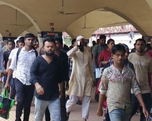 টানা ৪ দিনের ছুটি শেষে কর্মচাঞ্চল্যে মানুষ