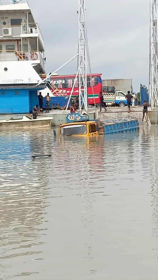 গুপ্তছড়া ফেরিঘাটে বালিবাহী ট্রাক আটকে শিডিউল বিপর্যয়  যাত্রী ও শতাধিক যানবাহন ভোগান্তিতে