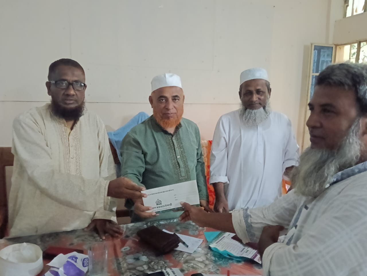 সন্দ্বীপে অগ্নিকাণ্ডে ক্ষতিগ্রস্ত দুই ব্যবসায়ীকে জামায়াতে ইসলামীর সহায়তা
