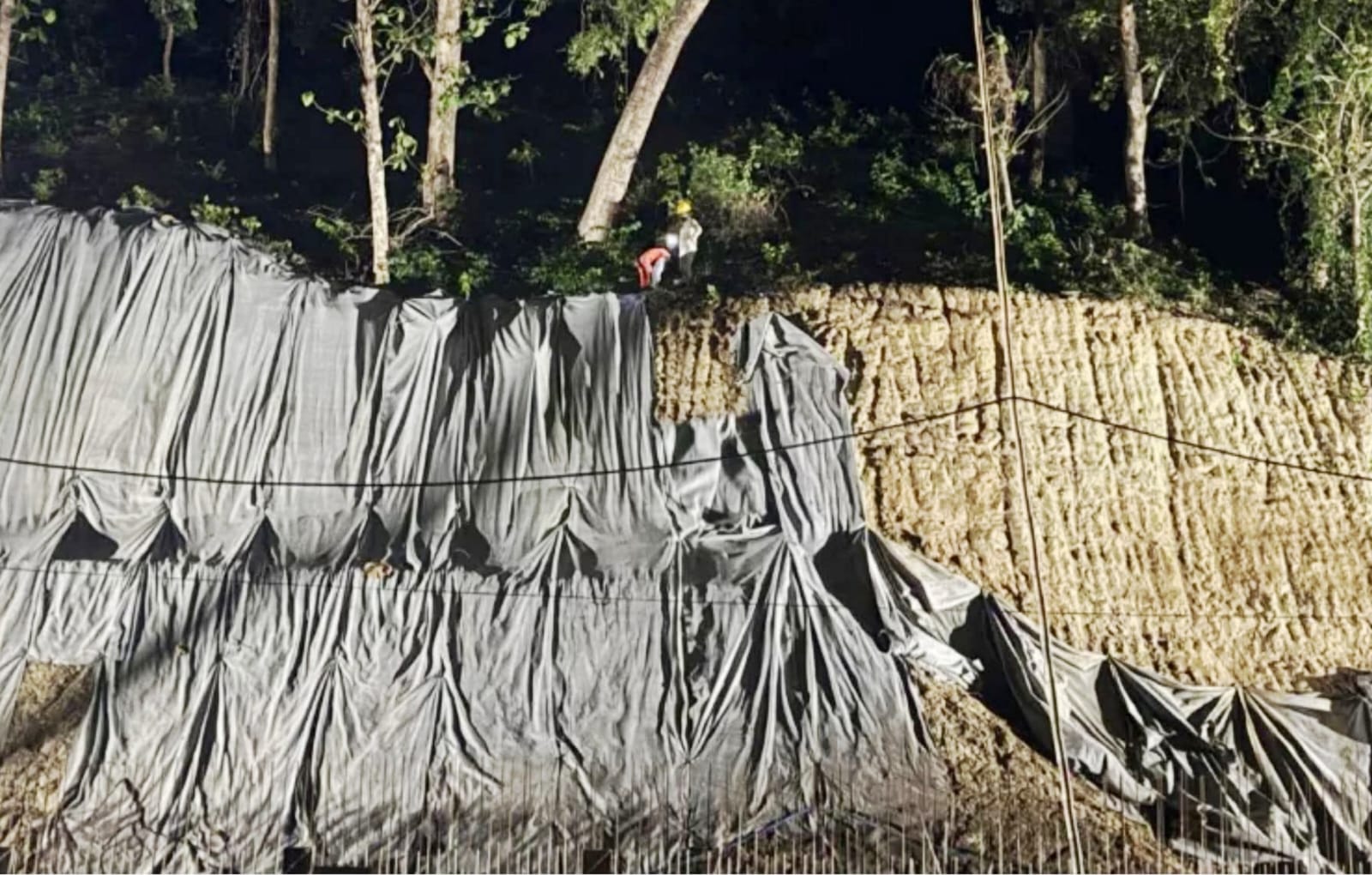সীতাকুণ্ডে মোগবুলার রহমান জুট মিলকে লজিষ্টিক ডিপু করতে ব্যাপক পাহাড় কর্তন,দুলাখ টাকা জরিমানা,একজনের ১৫ দিনের জেল