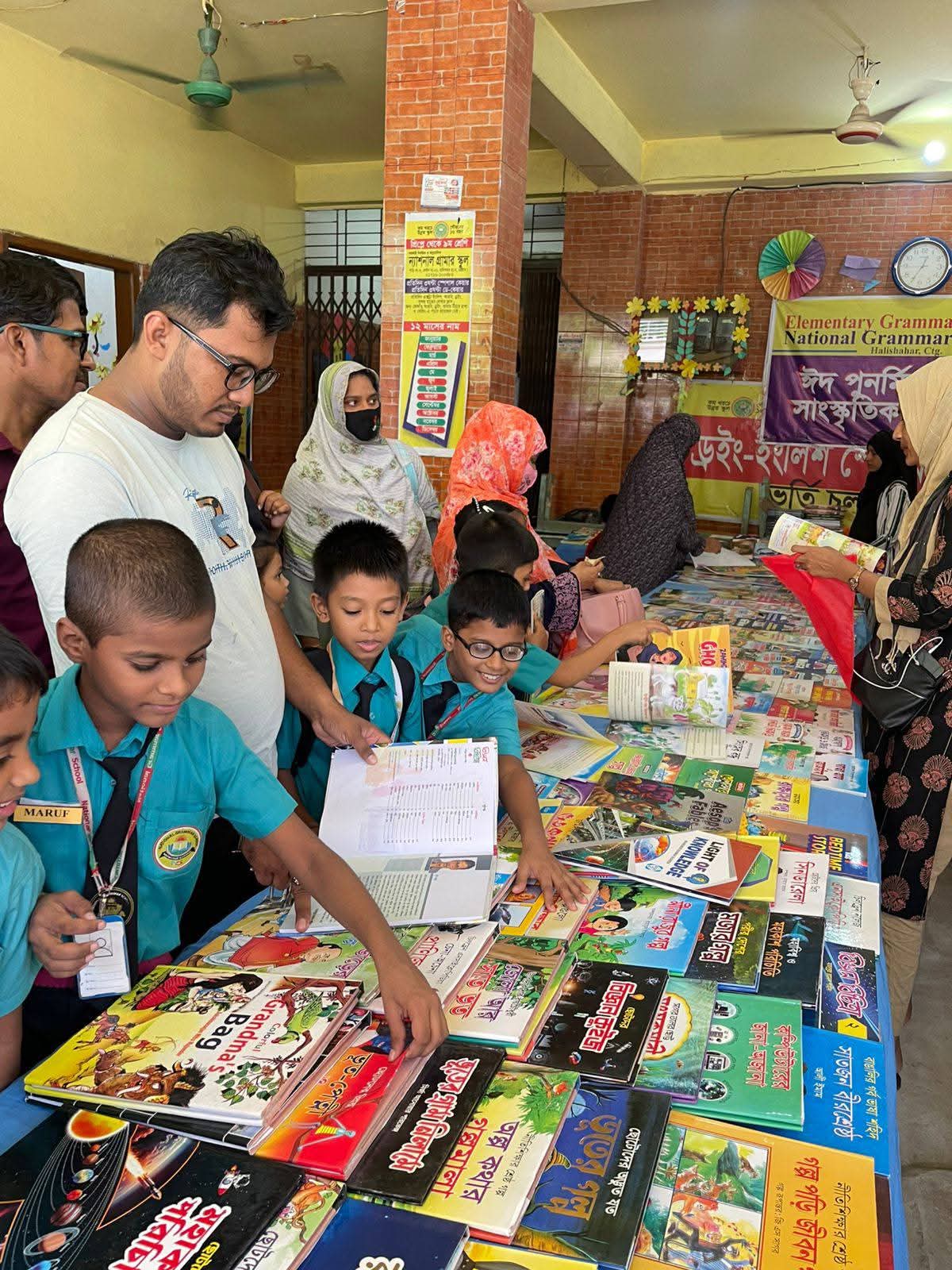 হালিশহর ন্যাশনাল গ্রামার স্কুল প্রাঙ্গণে শিশু-কিশোরদের প্রাণবন্ত বইমেলা