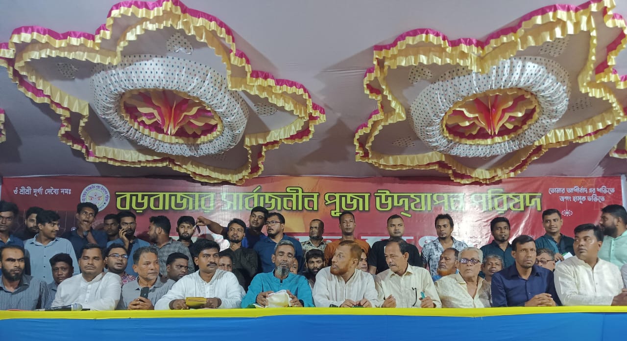 সীতাকুণ্ডে পূজা মন্ডপে আসলাম চৌধুরীর অনুদান