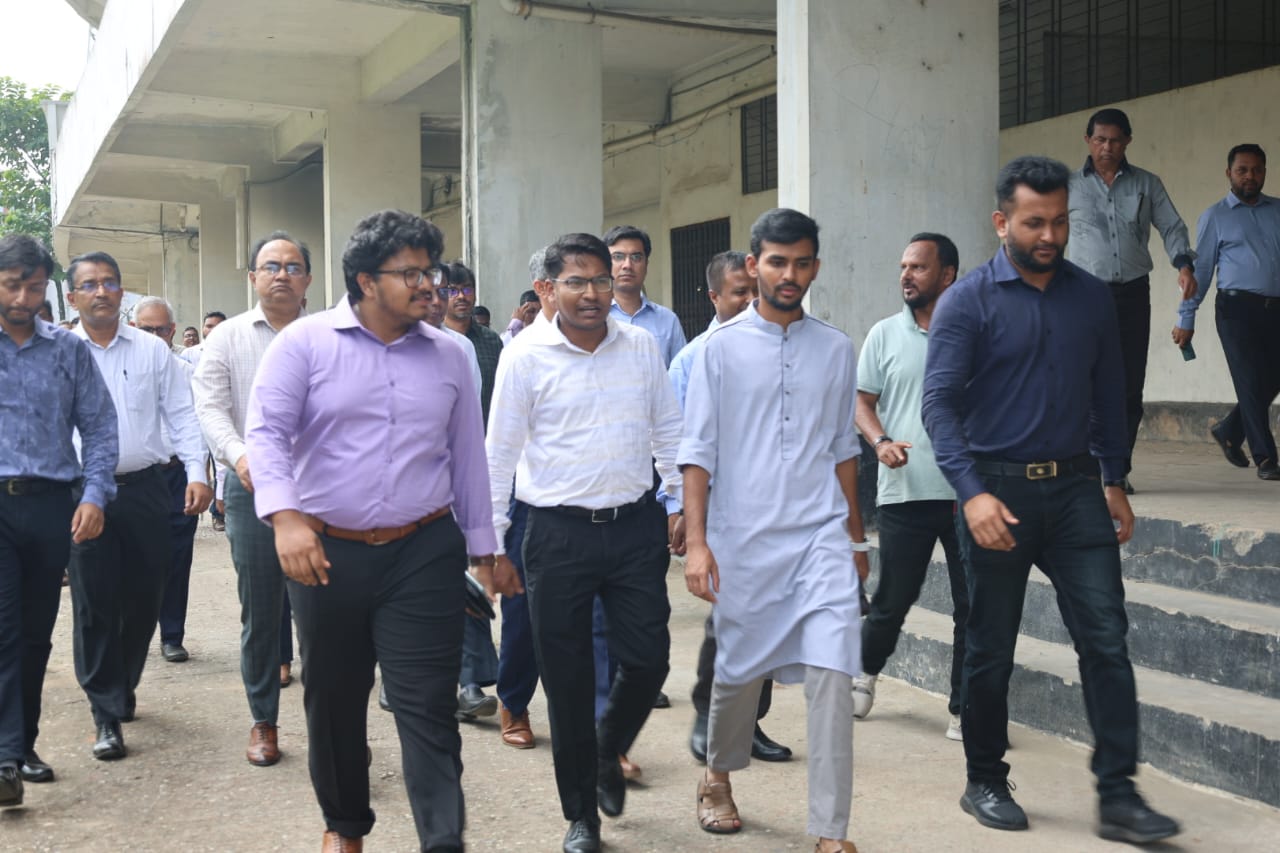 উপদেষ্টা আসিফের জহুর আহমদ ও আজিজ স্টেডিয়াম পরিদর্শন