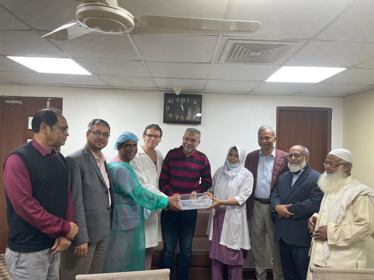 ফ্রান্সের বিশিষ্ট অর্থোপেডিক সার্জন ক্রেভিয়ারি থিয়েরির আর্থোস্কোপ মেশিন অনুদান