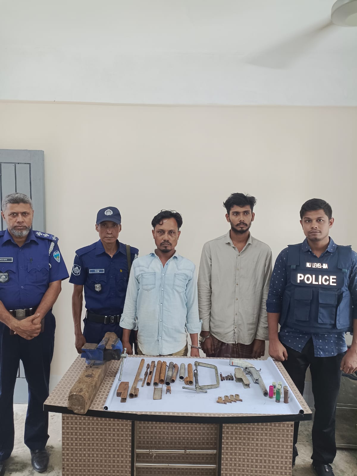সন্দ্বীপে অস্ত্র ও কার্তুজসহ গ্রেপ্তার ২