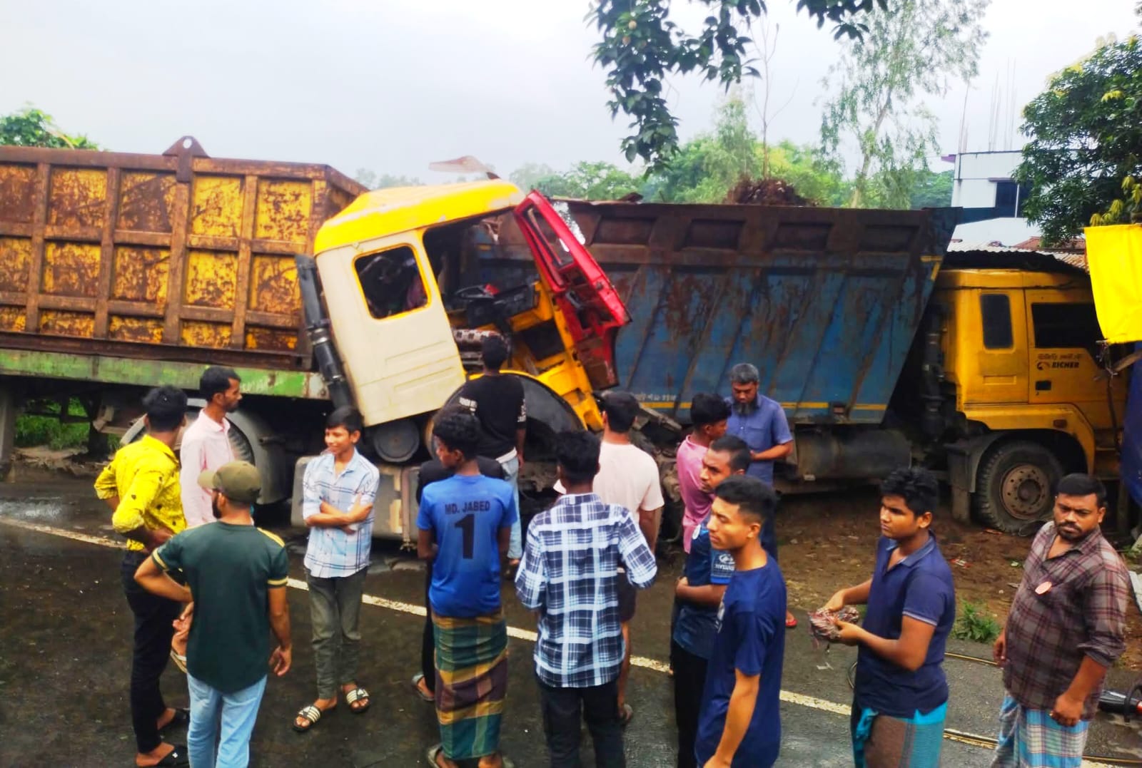 মিরসরাইয়ে লরির ধাক্কা, হেলপার নিহত