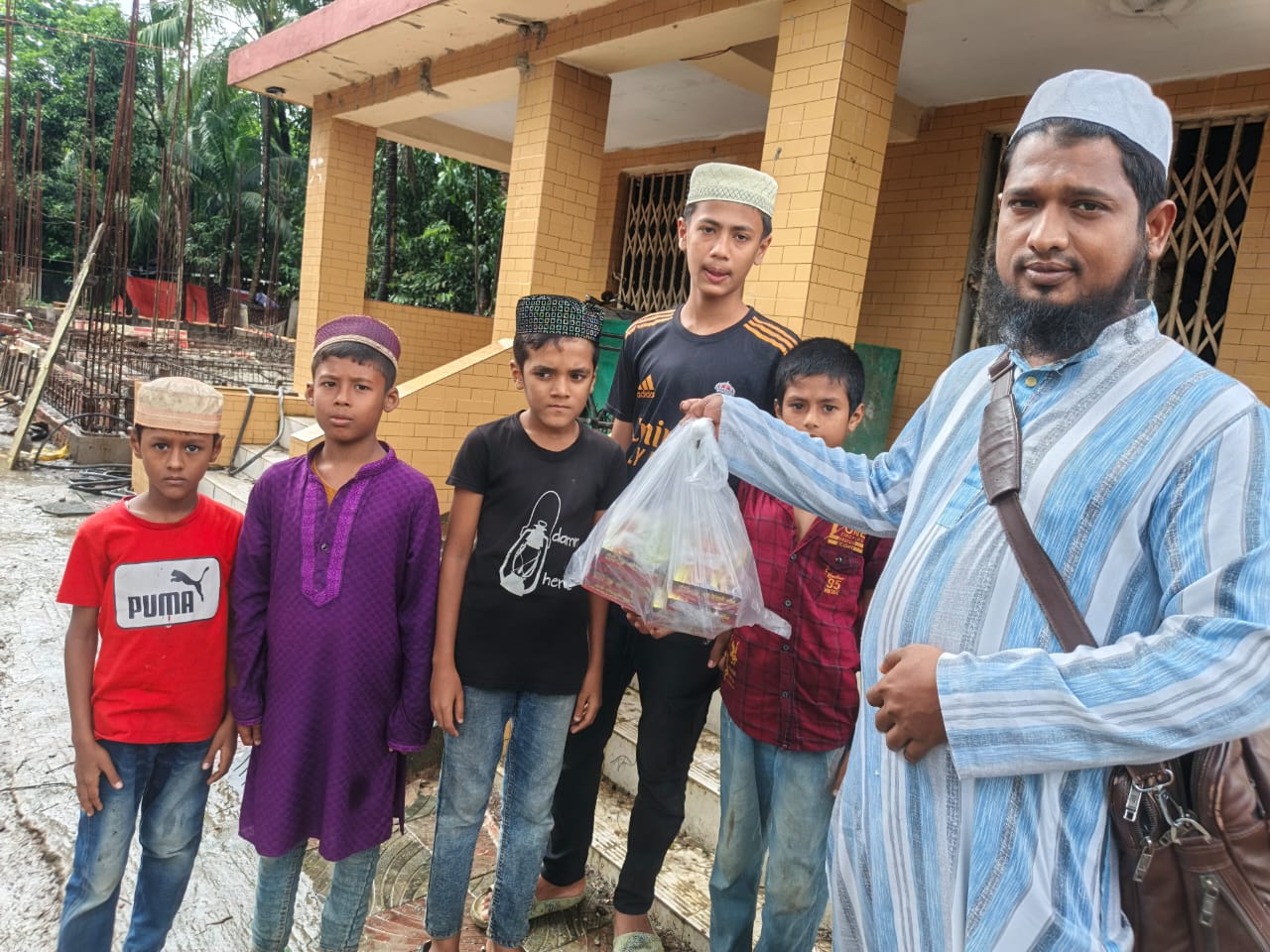 ইয়াতিমদের মাঝে খাবার বিতরণ করলেন জনতার ডাক্তার নজরুল ইসলাম