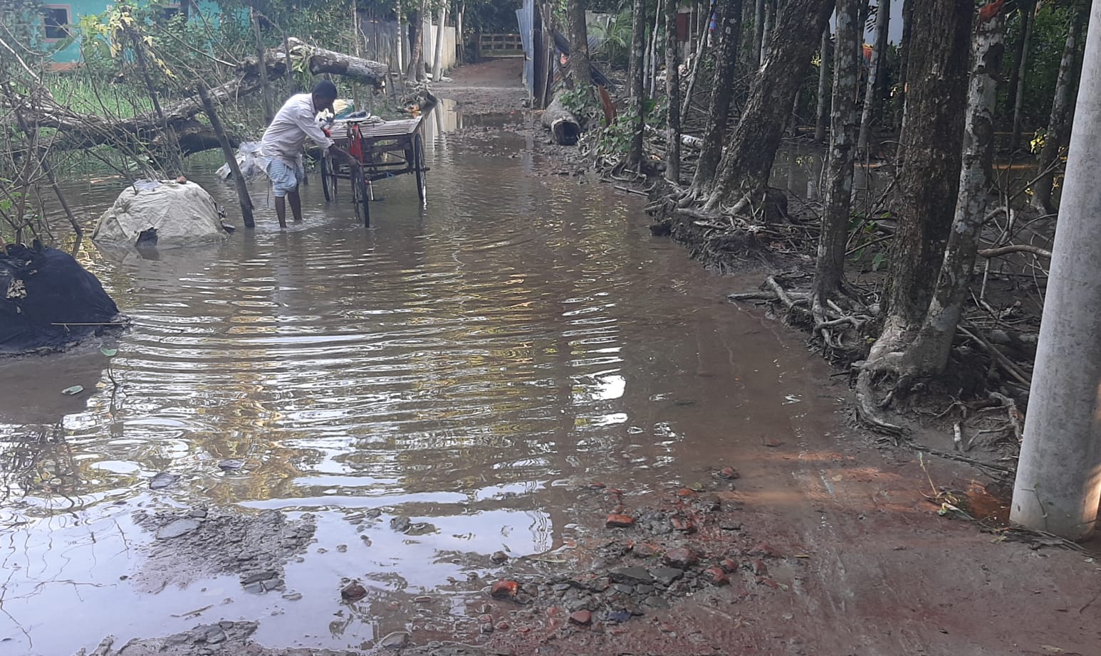 মুছাপুর আজিম শাহ কানেক্টিং সড়কে এলাকাবাসীর দূর্ভোগ চরমে