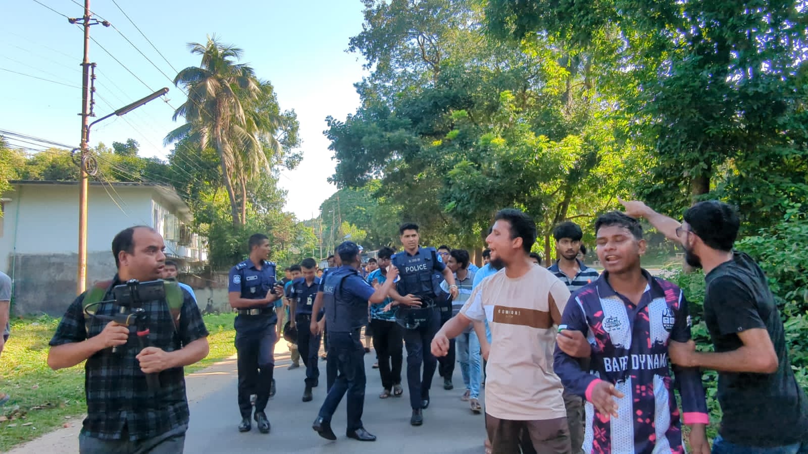 দারোয়ানের সঙ্গে তর্ক থেকে সংঘর্ষে উত্তাল চবি ক্যাম্পাস