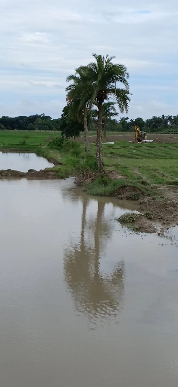 সীতাকুণ্ডে প্রভাবশালীদের জমি রক্ষায় কৃষকদের জমিতে খাল খননের অভিযোগ