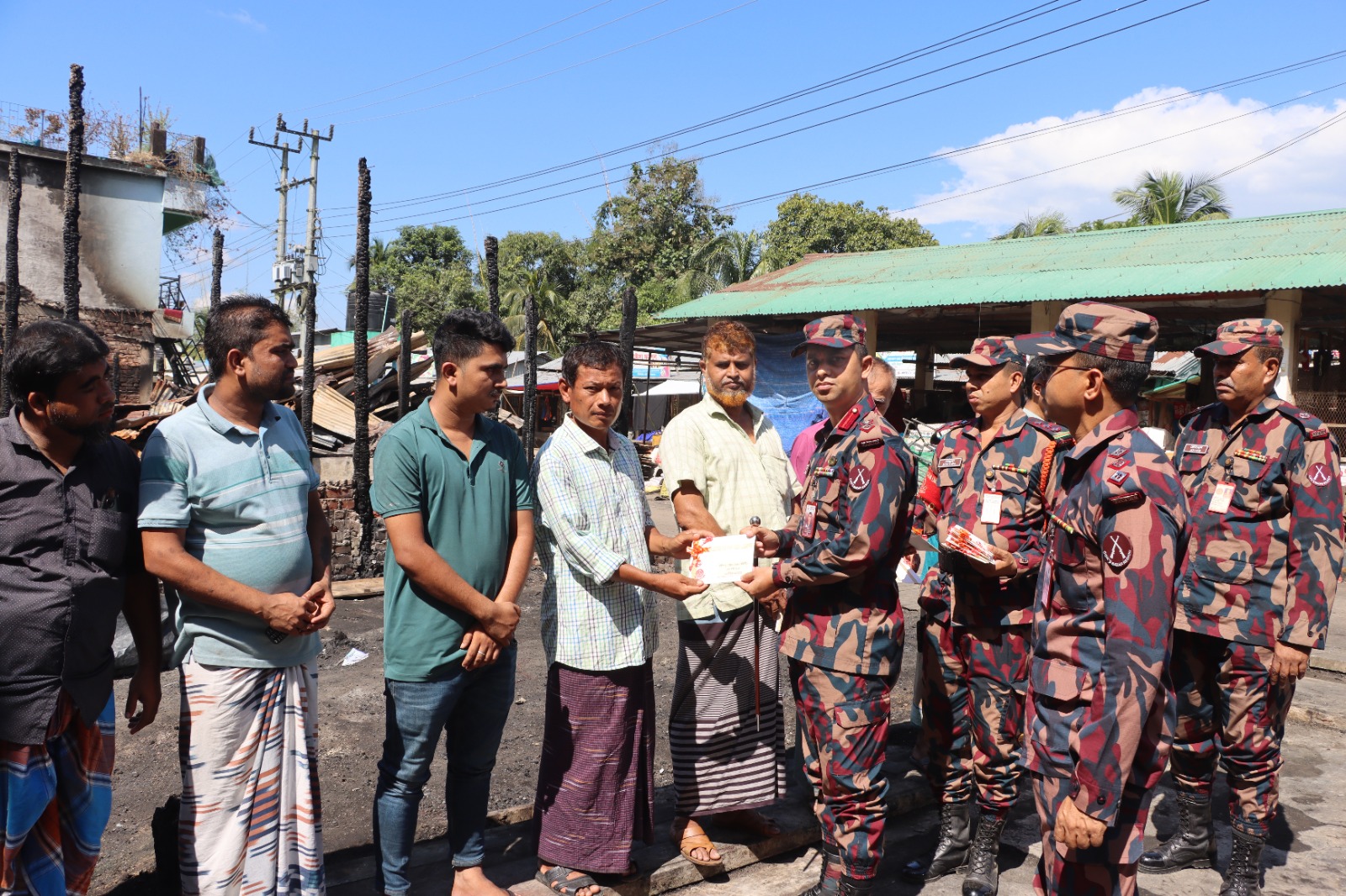 বলিপাড়া বাজারে অগ্নি দুর্ঘটনায় ক্ষতিগ্রস্ত মধ্যে বিজিবি’র মানবিক সহায়তা প্রদান