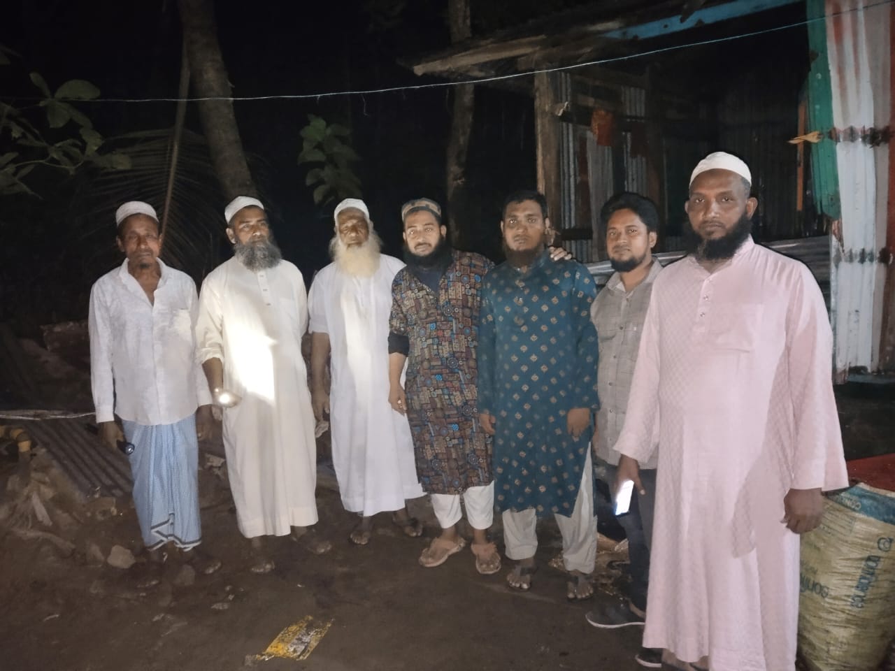 সন্দ্বীপে আগুনে পুড়ে গেছে বিধবার সেলাই মেশিন, নতুন মেশিন উপহার দিলেন অধ্যাপক আমজাদ 