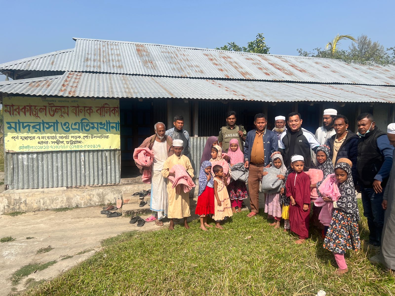 সন্দ্বীপে শীতার্তদের মাঝে কম্বল বিতরণ করলেন ইউএনও 