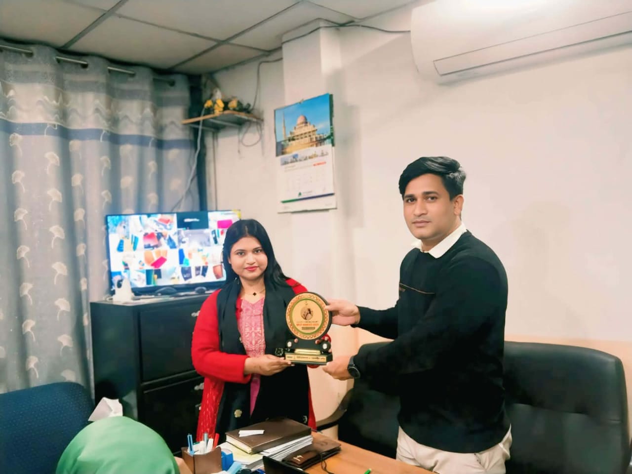 সীতাকুণ্ড কেয়ার হাসপাতালের বেস্ট কর্মকর্তাদের সম্মাননা