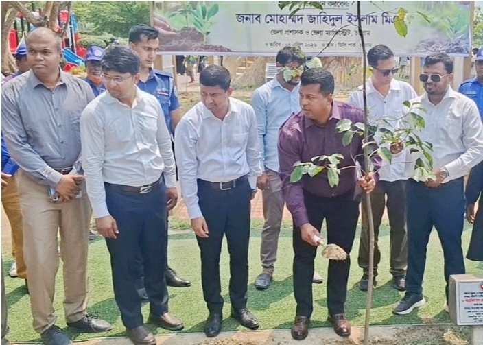 ফৌজদারহাটস্হ চট্টগ্রাম ডিসি পার্কে  বৃক্ষ রোপণ উদ্বোধন করলেন চট্টগ্রাম জেলা প্রশাসক
