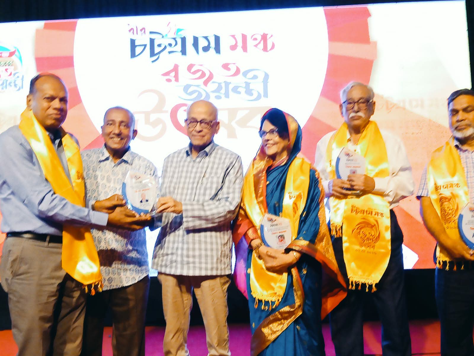 আইনি সেবায় সম্মাননা পেলেন অ্যাডভোকেট উত্তম কুমার দত্ত