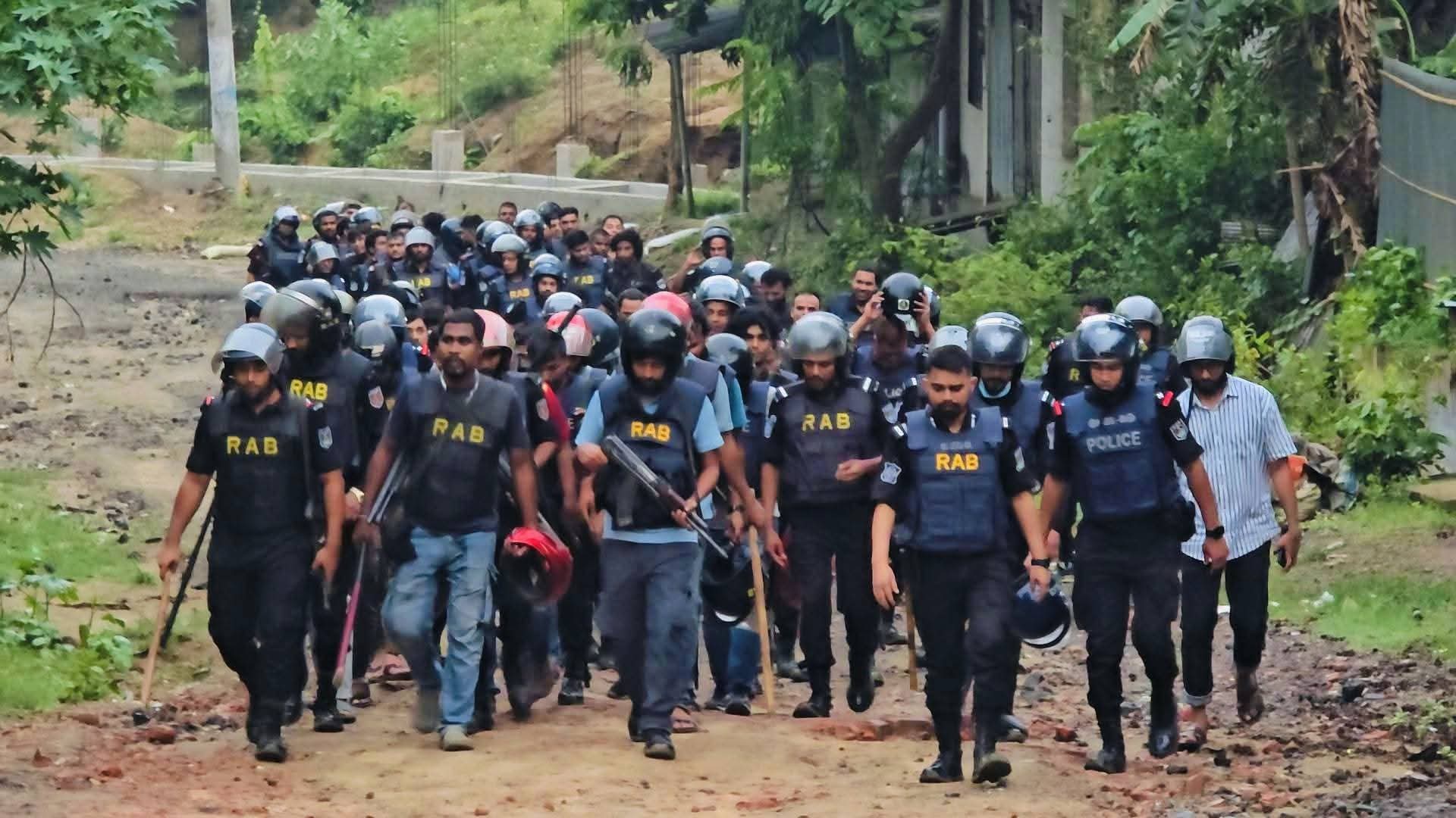 সীতাকুণ্ড জঙ্গল সলিমপুর  র‍্যাবের ক্যাম্পে সন্ত্রাসীদের হামলা, এলোপাতারি গুলিবর্ষণ