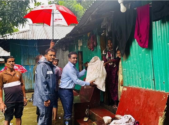 সন্দ্বীপ উপজেলার পানিবন্ধী মানুষের পাশে দাঁড়ালেন ইউএনও আমজাদ হোসেন