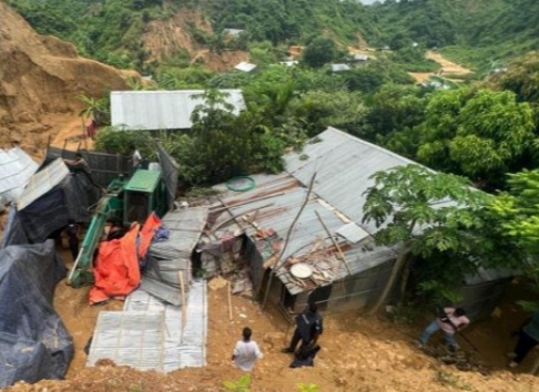 র্ষাকালে পাহাড়ধস- গত দুই দশকে চট্টগ্রামে পাহাড়ধসে প্রাণ হারিয়েছে কমপক্ষে ২৫০ জন