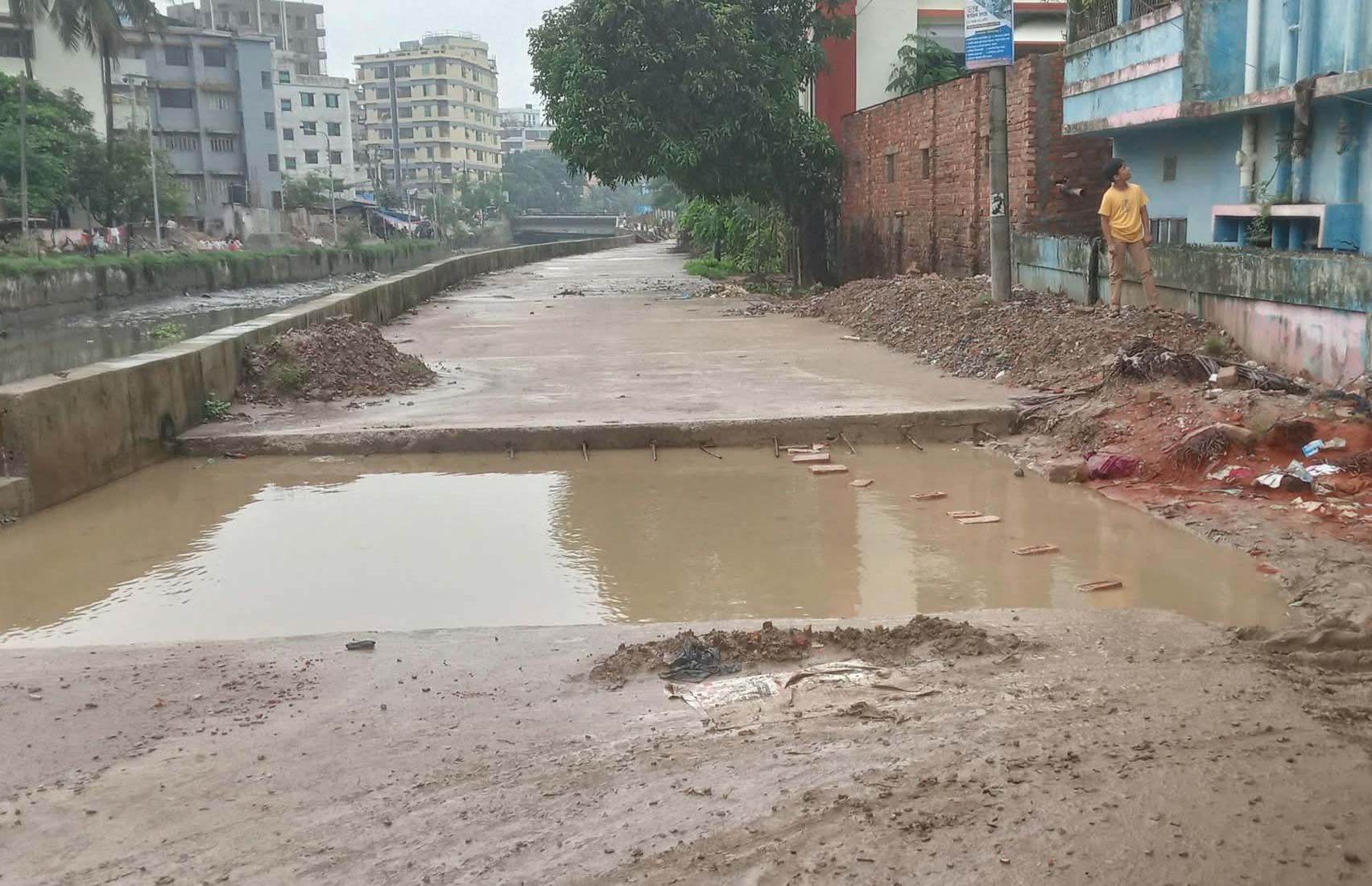 হালিশহরে জনদুর্ভোগে মুসল্লি ও পথচারীরা