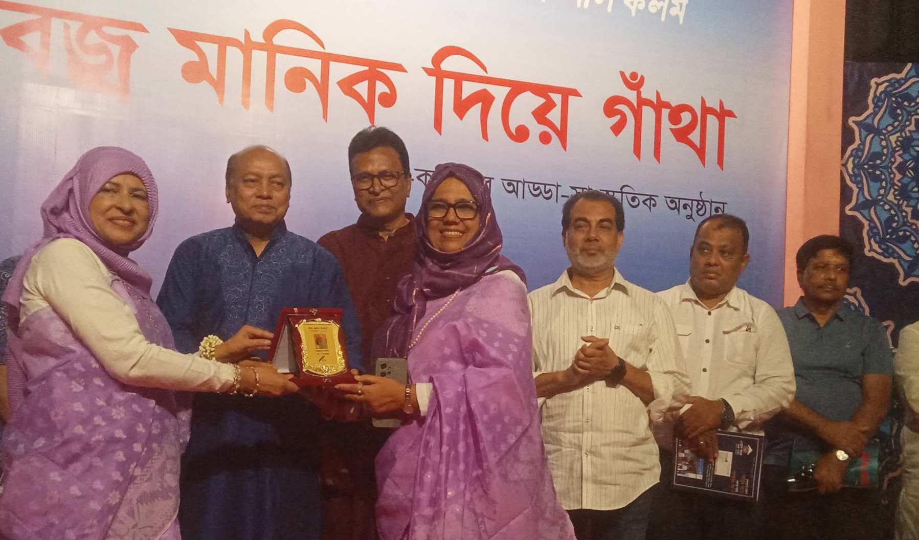 নীল কলমের ‘বজ্র মানিক দিয়ে গাঁথা’: কবি ও কবিতার এক সন্ধ্যায় ভরে উঠল শিল্পকলা
