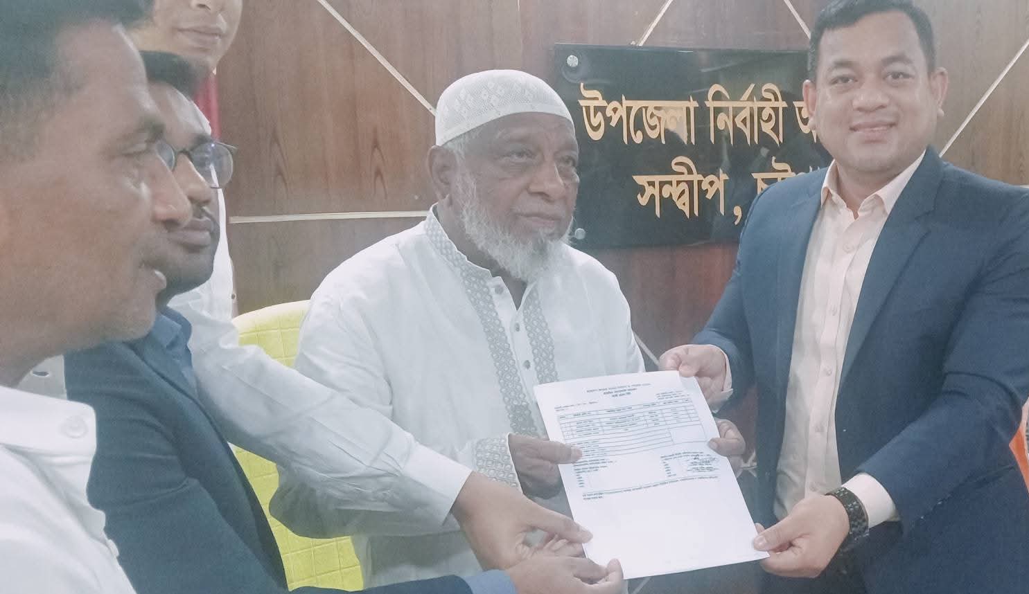 নবনির্বাচিত সংসদ সদস্য মোস্তফা কামাল পাশার হাতে সরকারি ফলাফলপত্র হস্তান্তর করেন ইউএনও মংচিংনু মারমা 