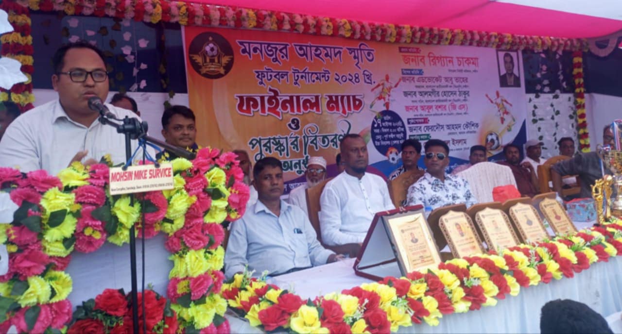 সন্দ্বীপে মঞ্জুর আহমদ ফুটবল টুর্নামেন্টের পুরস্কার বিতরণ 