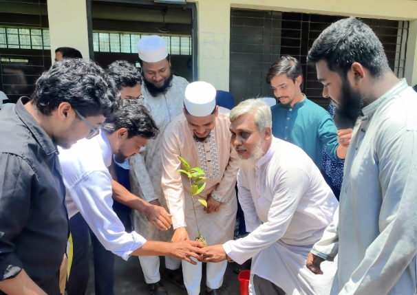 সীতাকুণ্ডে ইত্তেহাদ ফাউন্ডেশনের বৃক্ষরোপণ ও চারা বিতরণ
